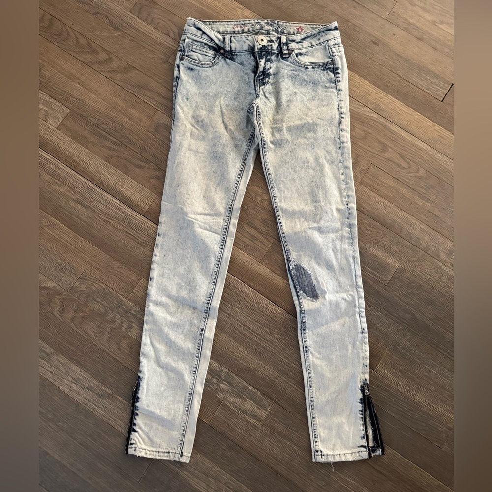 Celebrity Pink Women's Light wash distressed patch‎ Jeans size 5
